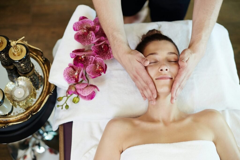 Femme profitant d'un massage du visage au Spa Castellane